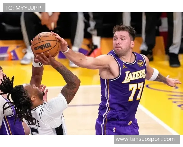 东契奇向里夫斯展示扭伤手指里夫斯惊呼难以置信的反应引发热议