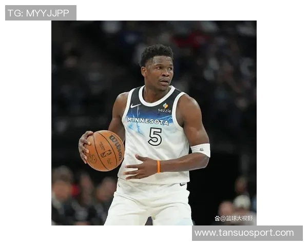 爱德华兹精彩突破拉杆换手上篮展现超强观赏性引发全场欢呼