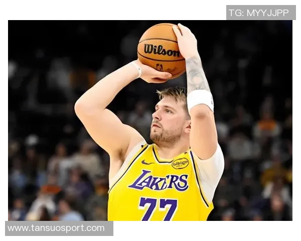 雷迪克透露东契奇全力参与训练里夫斯因脚踝不适仅部分参与