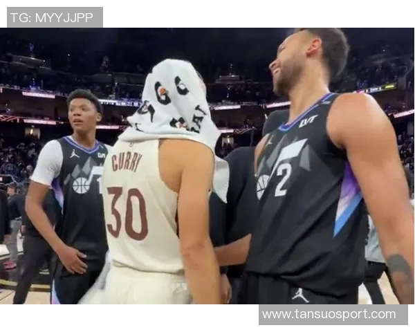 老队友重聚李凯尔赛后与库里追梦小佩顿温情互动展现深厚情谊