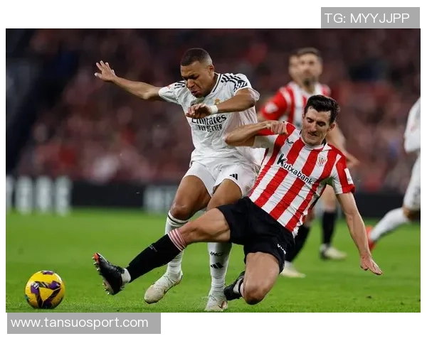 姆巴佩强势突破库巴西防线为皇马赢得宝贵角球机会