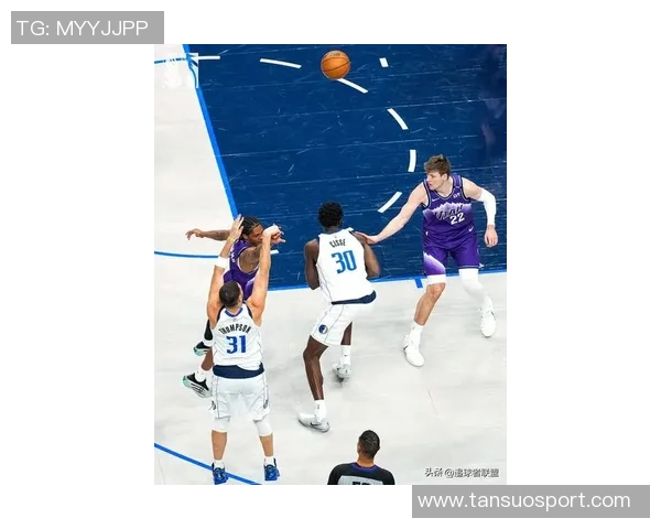 克莱半场神勇表现三分球9中6狂砍23分引发全场惊叹