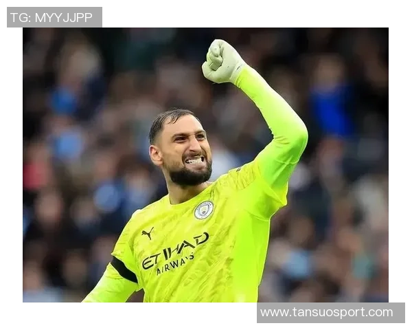 多纳鲁马勇猛出击铲断对手单刀展现门将风采 多纳鲁马勇猛出击铲断对手单刀展现门将风采