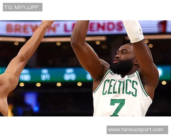 杰伦布朗三分球表现出色并为豪泽破纪录加油的精彩瞬间